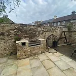 Detached Town Centre In Sleeps 6 Private Bbq Area & Jacuzzi Bath Prázdninový dům