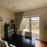Detached Town Centre In Sleeps 6 Private Bbq Area & Jacuzzi Bath