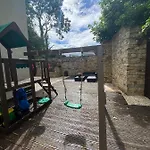 Detached Town Centre In Sleeps 6 Private Bbq Area & Jacuzzi Bath *