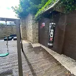 Detached Town Centre In Sleeps 6 Private Bbq Area & Jacuzzi Bath Prázdninový dům