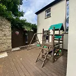 Detached Town Centre In Sleeps 6 Private Bbq Area & Jacuzzi Bath Cashel (Tipperary)