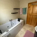Detached Town Centre In Sleeps 6 Private Bbq Area & Jacuzzi Bath Cashel (Tipperary)