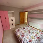 Detached Town Centre In Sleeps 6 Private Bbq Area & Jacuzzi Bath Prázdninový dům