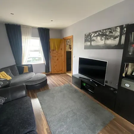 Vakantiehuis Detached Town Centre In Sleeps 6 Private Bbq Area & Jacuzzi Bath *