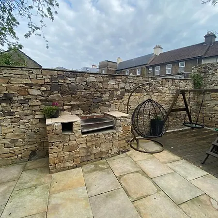 Detached Town Centre In Sleeps 6 Private Bbq Area & Jacuzzi Bath Casa de Férias