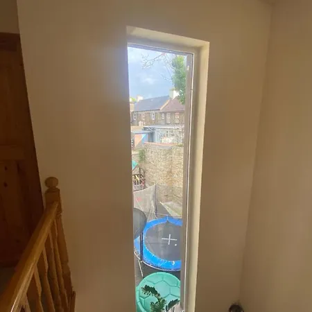 Detached Town Centre In Sleeps 6 Private Bbq Area & Jacuzzi Bath *