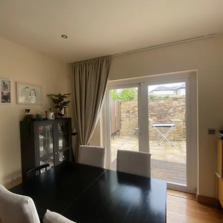 Detached Town Centre In Sleeps 6 Private Bbq Area & Jacuzzi Bath