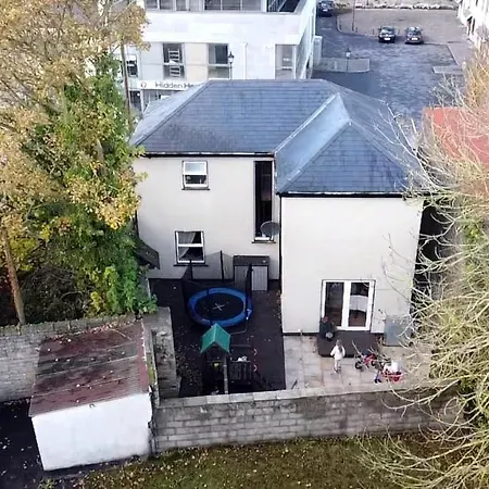 Semesterbostad Detached Town Centre In Sleeps 6 Private Bbq Area & Jacuzzi Bath *