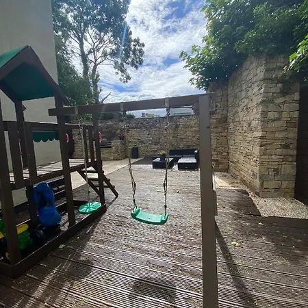 Detached Town Centre In Sleeps 6 Private Bbq Area & Jacuzzi Bath *