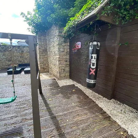 Detached Town Centre In Sleeps 6 Private Bbq Area & Jacuzzi Bath Vakantiehuis