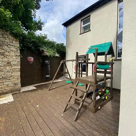 Detached Town Centre In Sleeps 6 Private Bbq Area & Jacuzzi Bath 卡舍尔