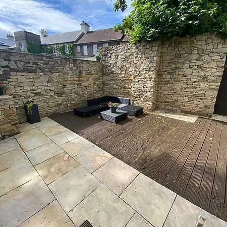 Detached Town Centre In Sleeps 6 Private Bbq Area & Jacuzzi Bath 度假居