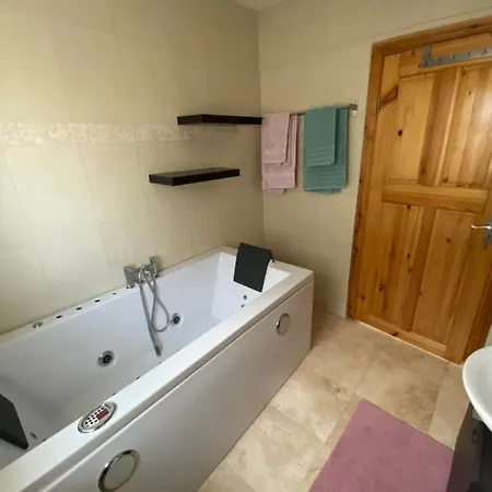 Town With Charming Garden, Bbq Area & Sleeps 6 Cashel (Tipperary)
