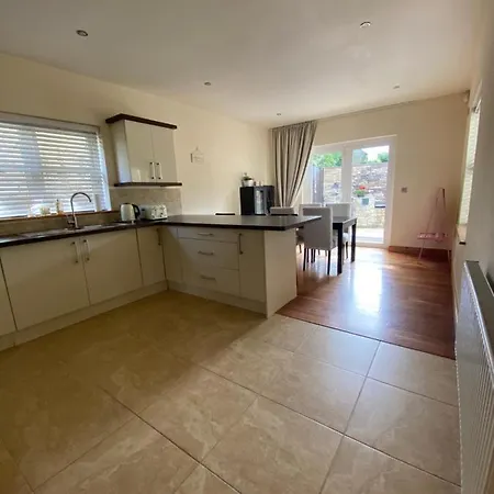 Detached Town Centre In Sleeps 6 Private Bbq Area & Jacuzzi Bath Casa de Férias *