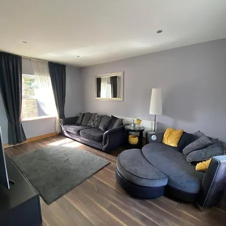 Detached Town Centre In Sleeps 6 Private Bbq Area & Jacuzzi Bath Casa de Férias *