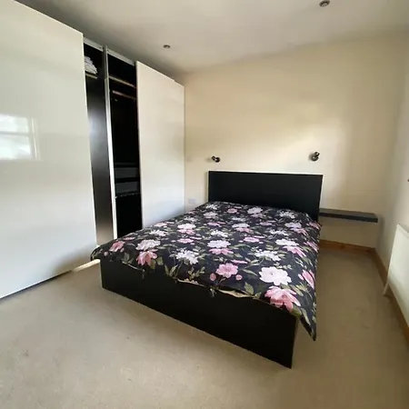 Detached Town Centre Villa In Cashel Sleeps 6 Private Bbq Area & Jacuzzi Bath Casa vacanze