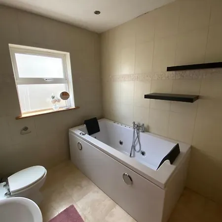 Detached Town Centre In Sleeps 6 Private Bbq Area & Jacuzzi Bath Casa de Férias *