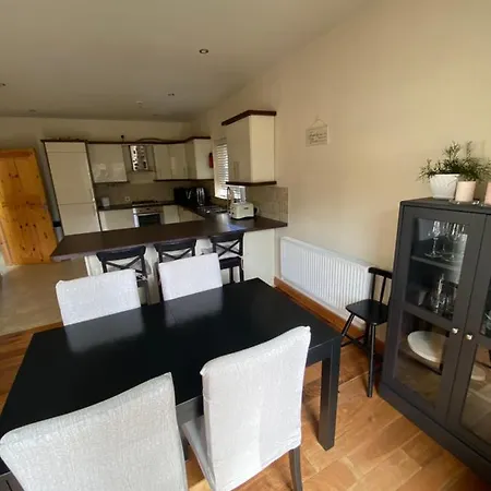 Town With Charming Garden, Bbq Area & Sleeps 6 Cashel (Tipperary)