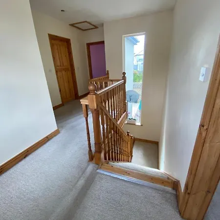 Detached Town Centre In Sleeps 6 Private Bbq Area & Jacuzzi Bath *