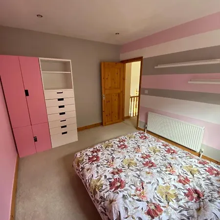 Detached Town Centre Villa In Cashel Sleeps 6 Private Bbq Area & Jacuzzi Bath Casa vacanze