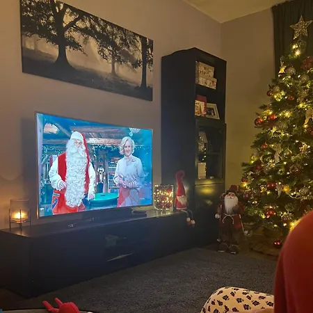 Detached Town Centre In Sleeps 6 Private Bbq Area & Jacuzzi Bath * 卡舍尔