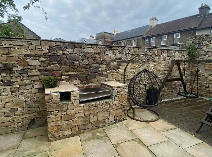 Detached Town Centre In Sleeps 6 Private Bbq Area & Jacuzzi Bath Feriehus