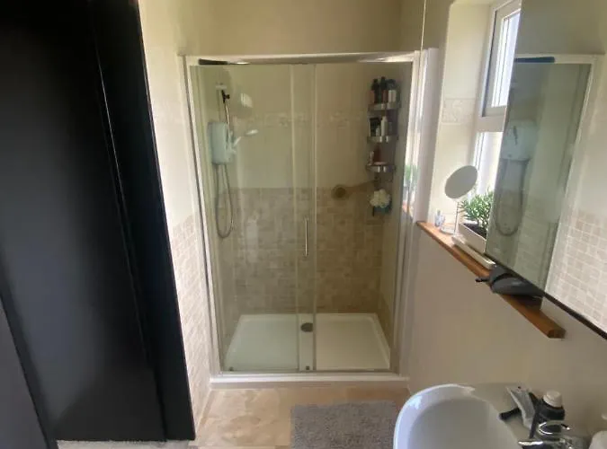 Hébergement de vacances Detached Town Centre In Sleeps 6 Private Bbq Area & Jacuzzi Bath Cashel (Tipperary)