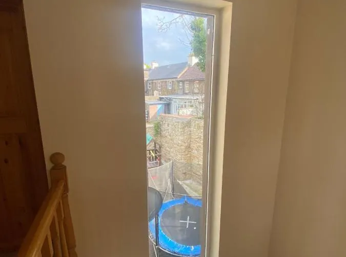 Detached Town Centre In Sleeps 6 Private Bbq Area & Jacuzzi Bath *