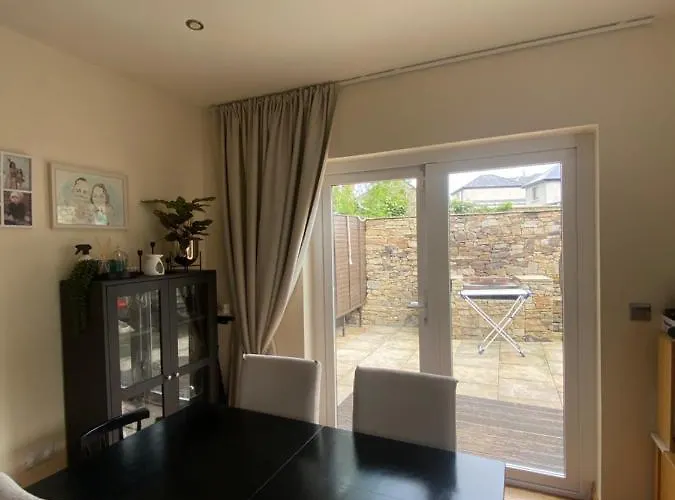 Detached Town Centre In Sleeps 6 Private Bbq Area & Jacuzzi Bath