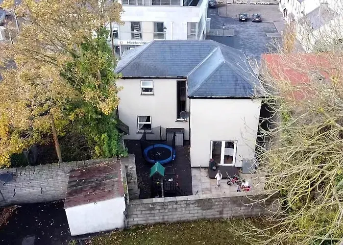 Hébergement de vacances Detached Town Centre In Sleeps 6 Private Bbq Area & Jacuzzi Bath *