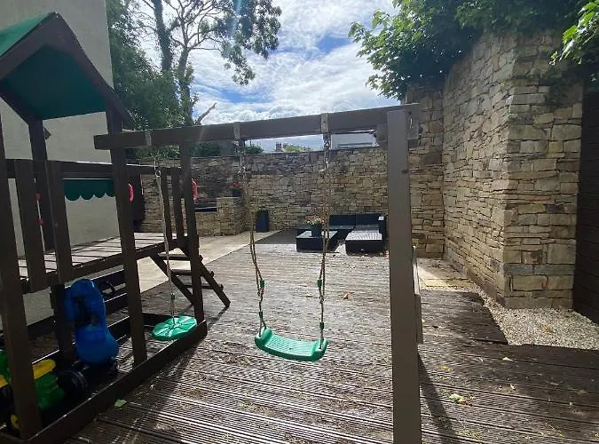 Detached Town Centre In Sleeps 6 Private Bbq Area & Jacuzzi Bath *