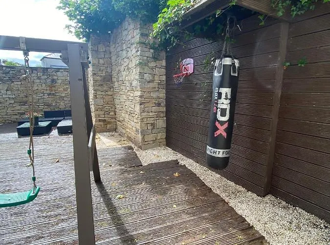 Detached Town Centre In Sleeps 6 Private Bbq Area & Jacuzzi Bath Hébergement de vacances