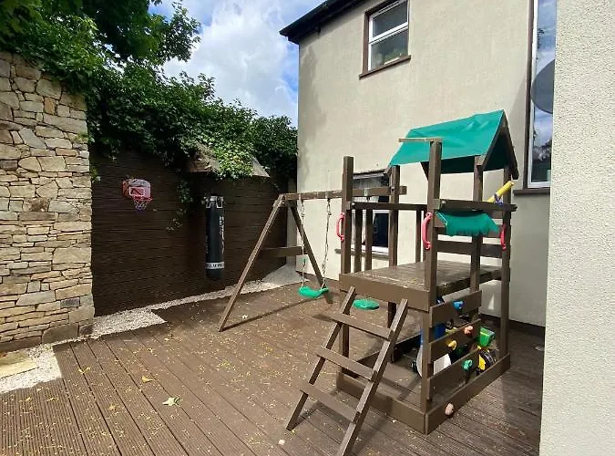 Detached Town Centre In Sleeps 6 Private Bbq Area & Jacuzzi Bath Cashel (Tipperary)