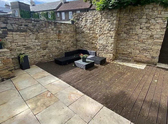 Detached Town Centre In Sleeps 6 Private Bbq Area & Jacuzzi Bath Hébergement de vacances