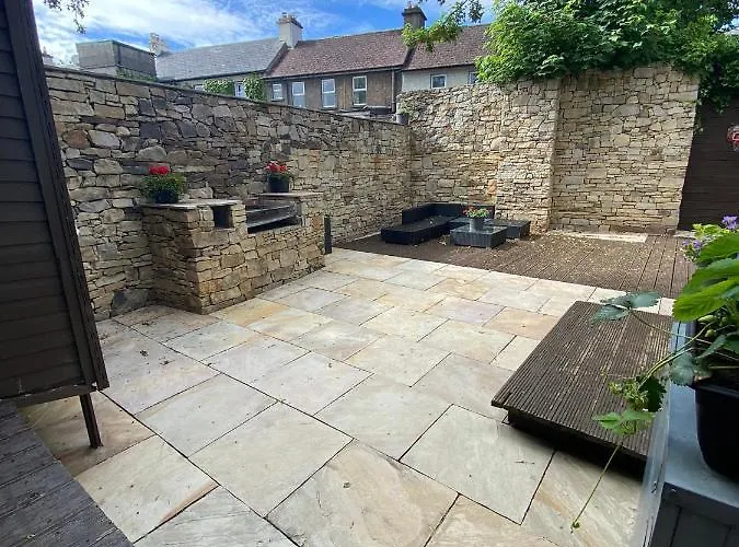 Feriehus Detached Town Centre In Sleeps 6 Private Bbq Area & Jacuzzi Bath Cashel (Tipperary)