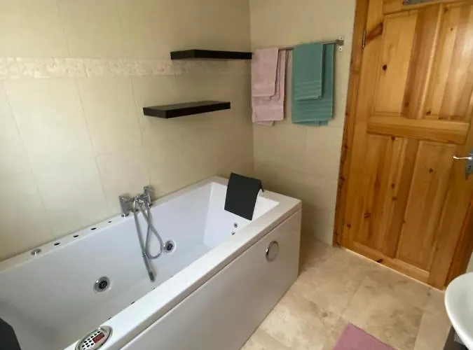 Detached Town Centre In Sleeps 6 Private Bbq Area & Jacuzzi Bath Cashel (Tipperary)