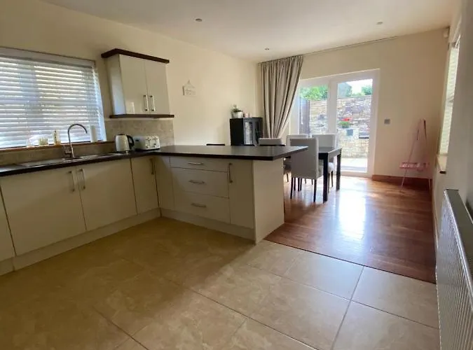 Detached Town Centre In Sleeps 6 Private Bbq Area & Jacuzzi Bath Hébergement de vacances *