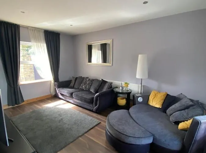 Detached Town Centre In Sleeps 6 Private Bbq Area & Jacuzzi Bath Feriehus *