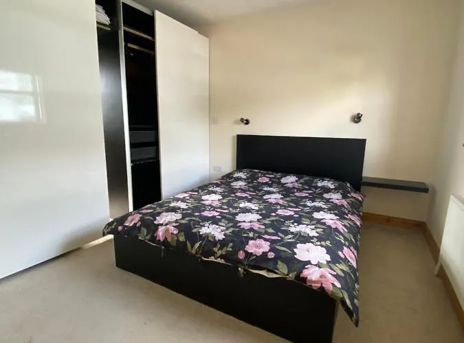 Detached Town Centre In Sleeps 6 Private Bbq Area & Jacuzzi Bath Hébergement de vacances