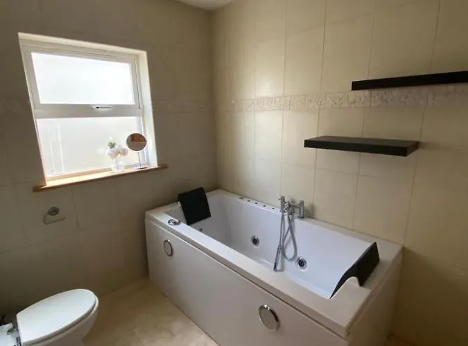 Detached Town Centre In Sleeps 6 Private Bbq Area & Jacuzzi Bath Feriehus *