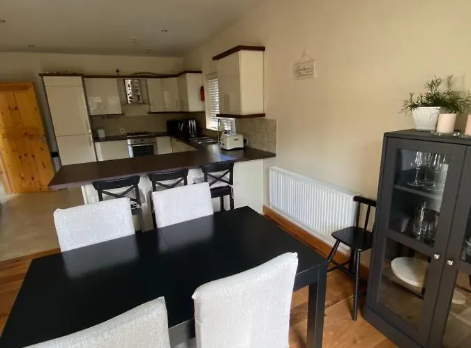 Detached Town Centre In Sleeps 6 Private Bbq Area & Jacuzzi Bath Cashel (Tipperary)