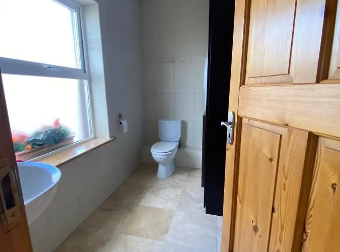 Hébergement de vacances Detached Town Centre In Sleeps 6 Private Bbq Area & Jacuzzi Bath