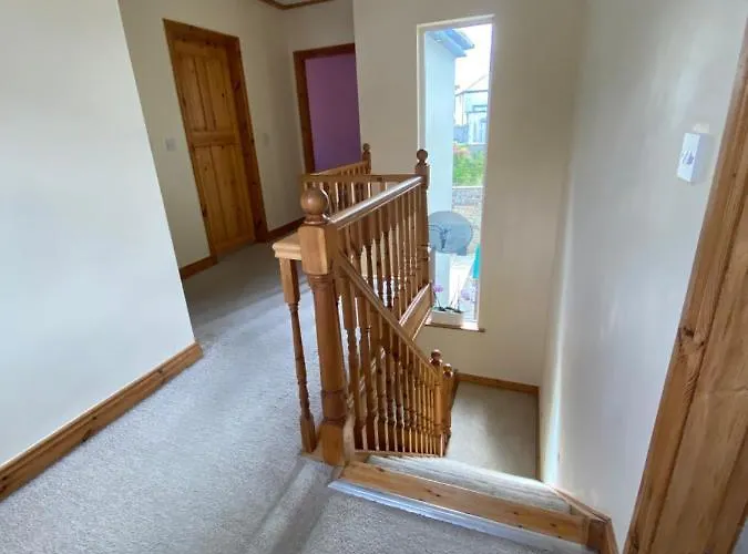 Detached Town Centre In Sleeps 6 Private Bbq Area & Jacuzzi Bath *