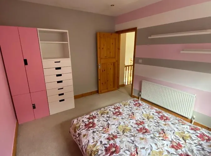 Detached Town Centre In Sleeps 6 Private Bbq Area & Jacuzzi Bath Feriehus